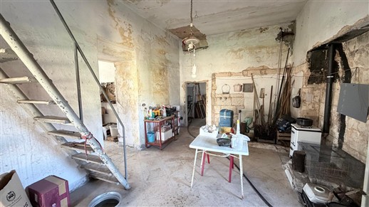 Antico Fabbricato Alle Porte di Putignano, Parzialmente In Pietra e Terreno.